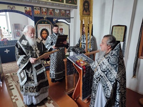 В среду Страстной седмицы, митрополит Новгородский Лев (Церпицкий) совершил Литургию Преждеосвященных Даров в Троицкой церкви дер. Большое Городно Валдайского района. Ему сослужил настоятель церкви протоиерей Геннадий Степанов (справа). 28.4.2021. <br>Ист.: Протоиерей Геннадий Степанов удостоен Патриаршей грамоты ...