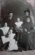 Александра Елеазаровна, вдова священника Льва Кроткова, с семьей (дочери: Анна (стоит за матерью), Нина (сидит слева), Клавдия (в центре), Евгения (сидит на полу)). Фотография из семейного архива С. И. Тунгусовой