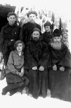 Священник Симеон Гривский (крайний справа) с семьей. <br>Ист.: drevo-info.ru
