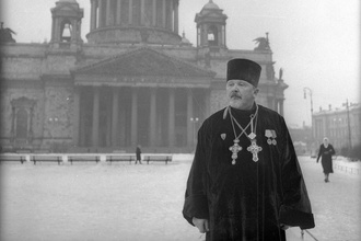 Протоиерей Николай Ломакин у Исаакиевского собора. Фото Евгений Халдей, 1954 г. Ист.: Протоиерей Николай Ломакин у Исаакиевского собора