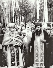 Архимандрит Ипатий во время совершения чинопоследования перед началом строительства храма преподобного Серафима Саровского в г. Новоуральске. 26.09.1994 (Из личного архива Д. Щербины)