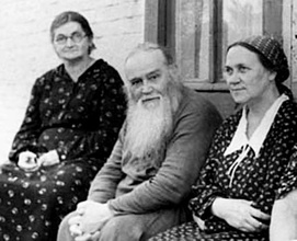 Слева направо: Елена Владимировна Апушкина, епископ Стефан (Никитин), Е. А. Булгакова <br>
Ист.: Новомученики, исповедники, за Христа пострадавшие ...