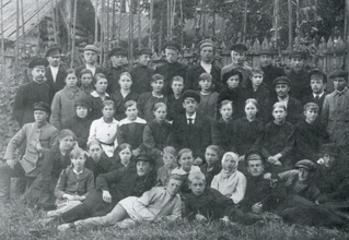 Хор Евангела Яхлакова. Дочь отца Иоанна София Гвоздева сидит первая слева, подперев голову,   его сын Михаил стоит второй справа в картузе с галстуком.<br><i>Фотография предоставлена исследователем Н. В. Ромодиной</i>