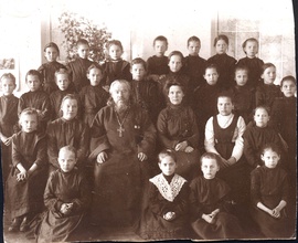 Священник Иоанн Двинянинов (в центре) с ученицами Введенской приходской школы, 1900 г. <br>
Фотография предоставлена Ю. В. Шариповым