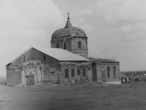 Храм Покрова Пресвятой Богородицы, где начинал службу в церкви псаломщик Феодор Неказаков. Ливенский р-н, с. Кунач, 1970