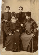 Священник Иоанн Рязанский (сидит справа) с отцом, супругой и сыном Иваном. Нач. 1890-х. Место хранения фотографии: Краевое государственное учреждение культуры «Красноярский краевой краеведческий музей». Опубл.: https://goskatalog.ru/portal/#/collections?id=17191300