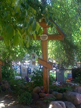 Крест на могилке отца Александра