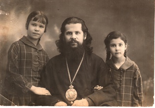 Епископ Августин (Беляев) с дочерьми Юлией (слева) и Ниной. 1926.<br>Ист.: ВКонтакте. Группа «Ивановская епархия в лицах ...»