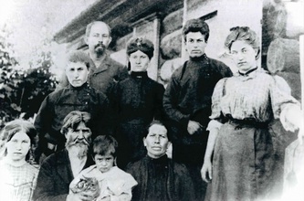 Семья Климовских. Нач. XX в. Сидят (слева направо): Манефа Ивановна, Иван Александрович (на руках сын Тыжновых — Антон), Ирина Петровна; стоят (слева направо): Иван Иванович, Николай Тыжнов (муж Фелицаты Ивановны), Фелицата Ивановна, Александр Иванович, Александра Ивановна. Фото предоставлено С. Сыромуковой