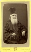 Священник Димитрий Жилин. Красноярск, 1890-е гг. Место хранения фотографии: Краевое государственное автономное учреждение культуры «Красноярский краевой краеведческий музей». Опубл.: goskatalog.ru/portal/#/collections?id=39979344