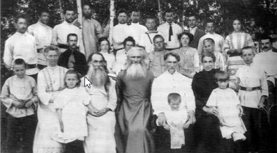 Священники Лилеевы и члены их семей в Онуфриевском. Отец Сергий в белом подряснике в первом ряду. 1910—1914 гг.<br>Ист.: За Христа пострадавшие : Гонения на Русскую Православную Церковь ... Кн. 9. С. 406