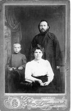 Священник Алексий Смирнов с супругой и сыном Нилом.<br>Ист.: Коллекция ПСТГУ