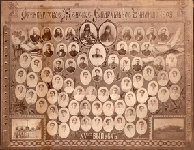 Духовенство, преподаватели и выпускницы Оренбургского женского епархиального училища. Протоиерей Михаил Божуков — четвертый слева в верхнем ряду. 1909.<br>Ист.: forum.vgd.ru