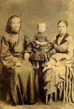Отец Варфоломей с супругой и дочерью Верой. Фото ок. 1890. <br> Ист.: Личный архив Натальи Рамодиной (опубл.: www.rusalbom.ru/ photo/default/34333)
