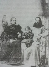Отец Юлиан Фрипту вместе со своей семьей. <br>Ист.: Просвещенный священник ...