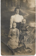Вера Федоровна Троицкая с детьми: Николаем и Верой. Фото 1913<br>Ист.: Из семейного архива Сергея Мозолёва