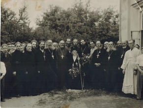 Групповая фотография духовенства. Священник Владимир Катаев — второй справа (слева от иподиакона в белом стихаре)