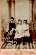 Дочери — Вера (в центре) и Лидия (справа). 1903<br>
Ист.: Архивный материал о священнослужителях Саратовской епархии