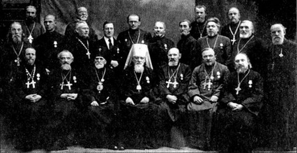Священнослужители Ленинграда. Осень 1944 г. Протоиерей Филофей сидит 1-й справа. Ист.: Крест и свастика ...
