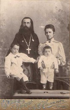 Отец Николай с супругой Анастасией Ивановна и сыновьями Сергеем и Серафимом. 1900-е<br>Ист.: Фотопрогулки