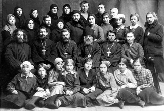Епископ Бежецкий Григорий (Козырев), священники Иоанн (слева от него), Василий (справа)
и Николай (крайний справа) Козыревы.  Бежецк. 1930-е гг.<br>Ист.: fond.ru