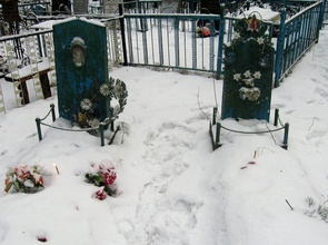 Могилы священника Евфимия Ахромеева (справа) и его супруги. Звезду на надгробии установила после войны племянница, чтобы не было ясно, что это могила священника. Фотография предоставлена Т. С. Горосовой и А. Козловой