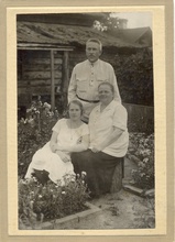 Дмитрий Иннокентьевич Нарциссов (сын) с семьей. Кон. 1920-х. Фотография предоставлена редактором альманаха «Енисейский родослов» О. В. Копыцкой