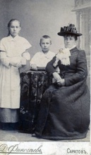 Анна Васильевна с дочерьми Антониной (справа) и Лидией (слева). 1903. <br> Ист.: Архивный материал о священнослужителях