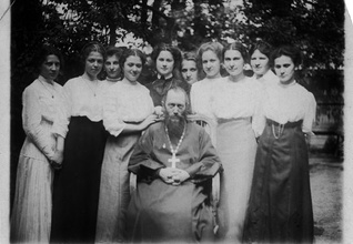 Отец Иосиф Фудель и ученицы гимназии С. Н. Фишер. Москва, 1910-е.<br>Ист.: Фудели. Три поколения одной семьи