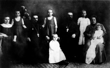 Братья священники Исадские с семьями.
Отец Евгений — справа, его брат отец Сергий — слева. <br>Ист.: За Христа пострадавшие : Гонения на Русскую Православную Церковь ... Кн. 7. С. 771