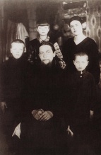 Епископ Афанасий (Сахаров) с семьей диакона Иосифа Потапова. 1934.<br>Ист.: Афанасий (Сахаров), священноисповедник : [фотоальбом]