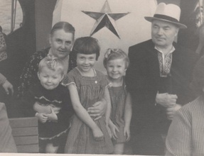 Любовь Федоровна с супругом Михаилом  Волосевичем и внучками Алей и Любой. <br><i> Фотография предоставлена Андреем Волосевичем — правнуком священника Феодора Андриевского </i> 