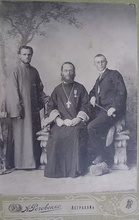 Колпиков Фавий Ианович с сыновьями Михаилом и Юлием (слева направо). Астрахань. 1900-е <br>
Ист.: Астраханское духовенство