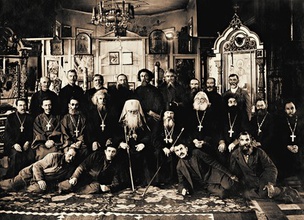 Митр. Никифор (Асташевский) и архиеп. Сергий (Васильков) с духовенством и мирянами Новосибирска. Фотография. 1937 г.<br>Ист.: Православная энциклопедия. Т. 49. С. 608