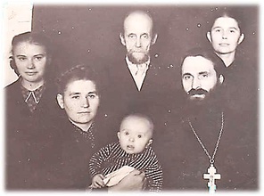 Семья протоиерея Евгения Степанова. Сзади стоит блаженный Игнатий.<br>Ист.: Протоиерей Евгений Степанов ...