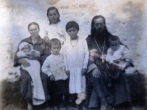Священник Иаков Архипов с женой
Анной Николаевной и детьми<br>Ист.: За Христа пострадавшие ... Кн. 7. С. 11