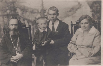 Отец Феодор Андриевский с супругой Александрой, сыном Николаем и внуком Вячеславом.<br><i> Фотография предоставлена Андреем Волосевичем — правнуком священника Феодора Андриевского </i>