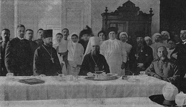 Митрополит Петроградский и Ладожский Владимир (Богоявленский) в столовой Петроградского церковно-приходского лазарета. В числе сопровождающих — протоиерей Евгений Кондратьев (вероятно, стоит слева от митрополита Владимира). Петроград, 4.3.1915. <br>Ист.: Высокопреосвященнейший ... С. 9