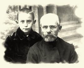 В актюбинской ссылке. Отец Назарий с восьмилетним сыном Колей. 1934.<br>Ист.: Воспоминания...