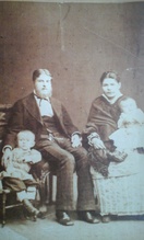 Алексей Буравцев (сын священника Петра Буравцева) с женой Александрой Родионовной и детьми Сашей и Аней