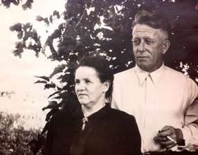 Сын — Петр Евплович Амитиров с женой <br>1950-е.<br> Ист.: myheritage.com