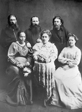 Священник Иоанн Родимов (стоит справа) в кругу семьи.<br>Ист.: foma.ru