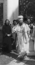 Митрополит Владимир (Богоявленский) выходит с Никольского братского кладбища Александро-Невской лавры. <br>Фотография 1913 г.<br>Ист.: Православная энциклопедия. Т. 8. С. 632