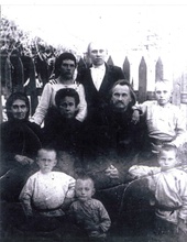 Свящ. Николай Соколов с членами семьи. Из личного архива<br>Н. Шугриной (опубл.:  <i>Яковлева А. П.</i> Девять арестов священника Николая Соколова из Сольвычегодска. С. 201)