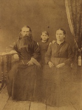 Отец Павел с женой и дочерью Клавдией. 1894<br>Ист.: orlandofiges.com