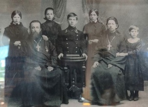 Отец Стефан Ильинский (слева) с семьей. Фотография с памятного стенда храма церкви Рождества Богородицы в д. Погост Няндомского р-на Архангельской обл.