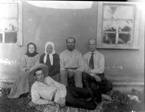 Семья священника Григория Дахно. Сидят (слева направо): соседка, мать, отец, брат Андрей; внизу — брат Василий