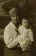 Клавдия Михайловна Воронцова с сыном. Август 1917 <br>Ист.: Образы и судьбы