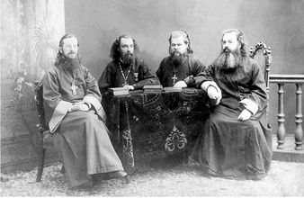 Отец священномученика Александра священник Николай Сахаров (второй справа). Санкт-Петербург, 1902<br>Ист.: fond.ru