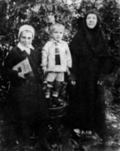 Монахиня Дорофея с внучатыми племянниками. 1935. <br>Ист.: За Христа пострадавшие : Гонения на Русскую Православную Церковь ... Кн. 5. С. 326